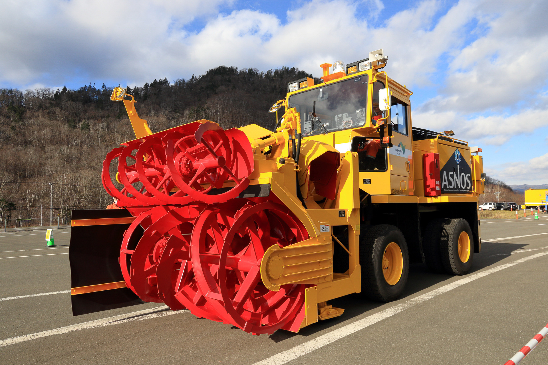雪で見えない道路を衛星＋高精度地図の自動運転で除雪。NEXCO東日本の