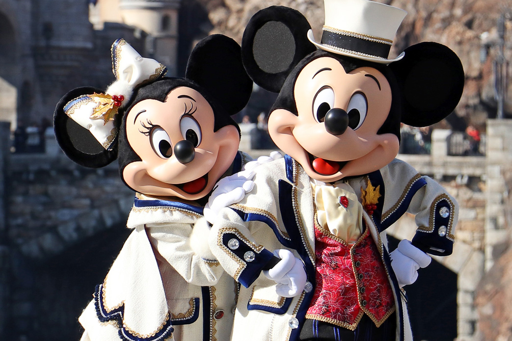 東京ディズニーシーのクラシカルで華やかなクリスマス。迫力のレビュー