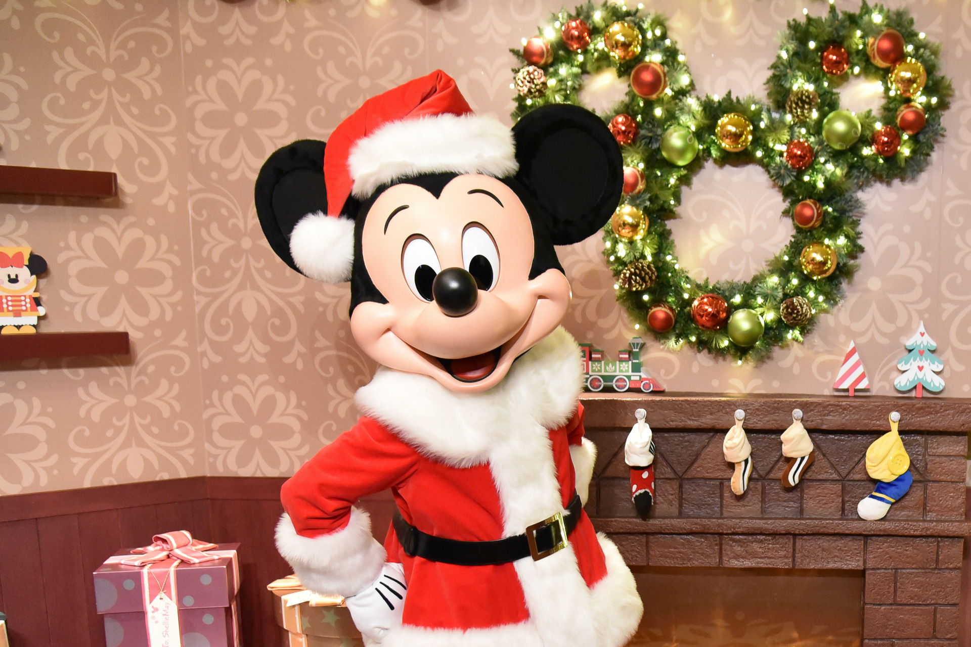 香港ディズニーランド・リゾート、サンタ姿のミッキーマウスがお出迎え