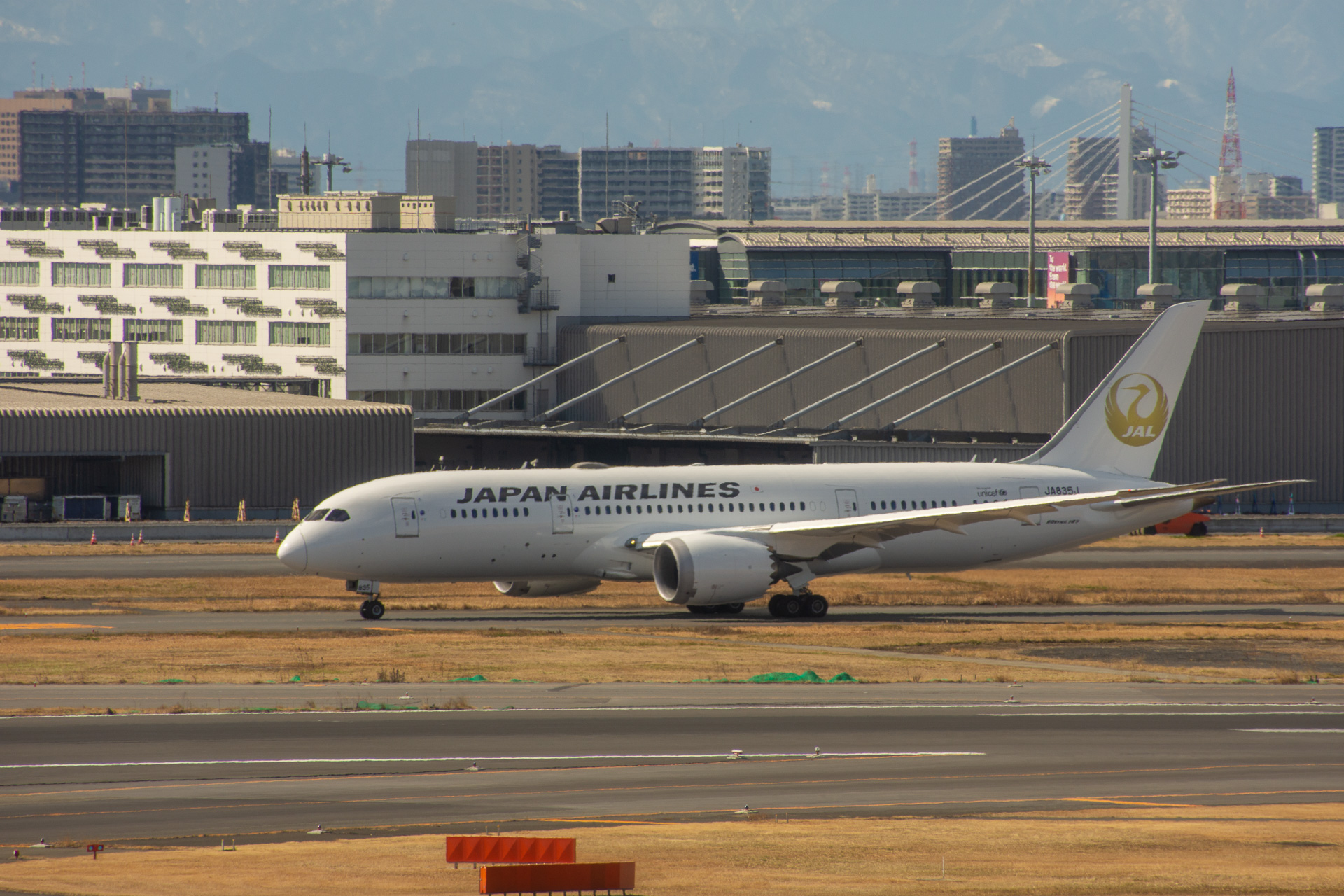 JAL、金の鶴丸が突如羽田に出現！ 北京冬季五輪の選手激励のため