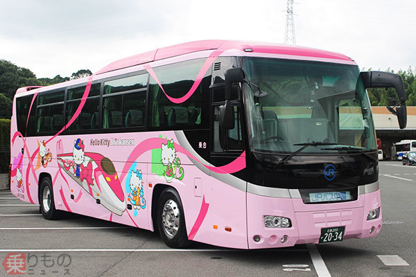 ハローキティ新幹線」のバス登場！ 2種類が広島の観光地を走行 | 乗り