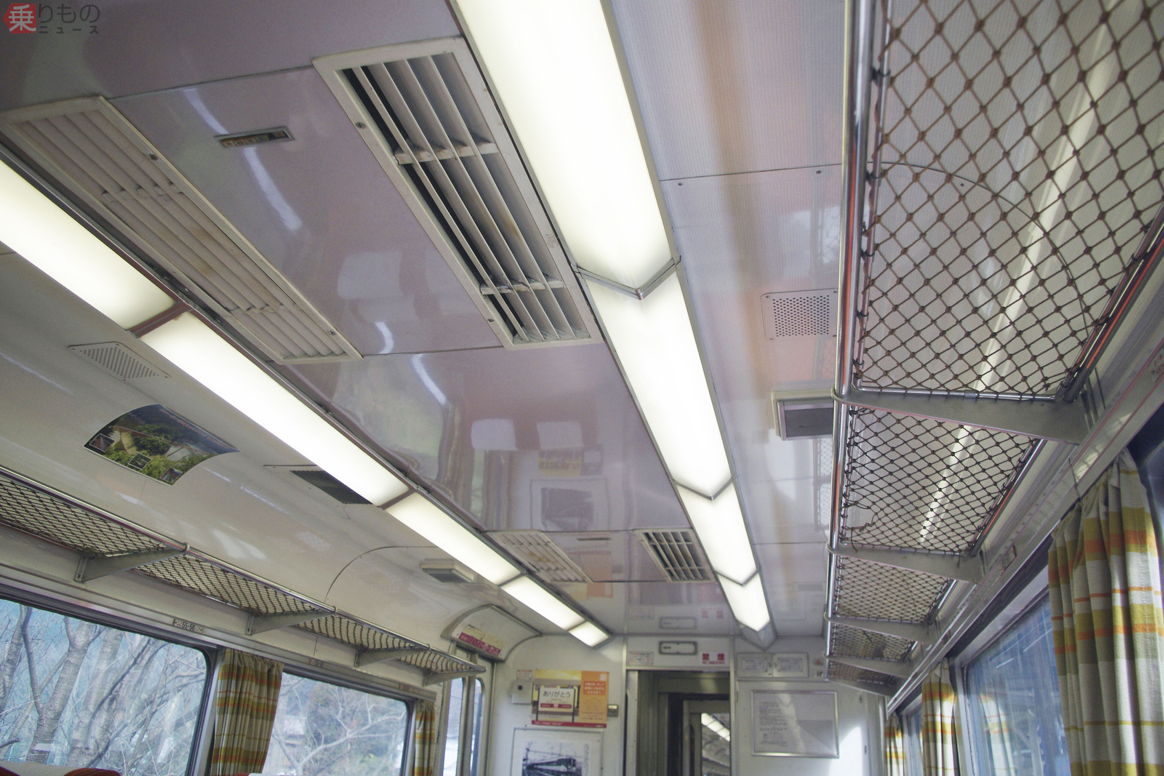 電車の荷物棚が進化する 昔はひもを編んだ「網棚」 いまは「忘れ物防止