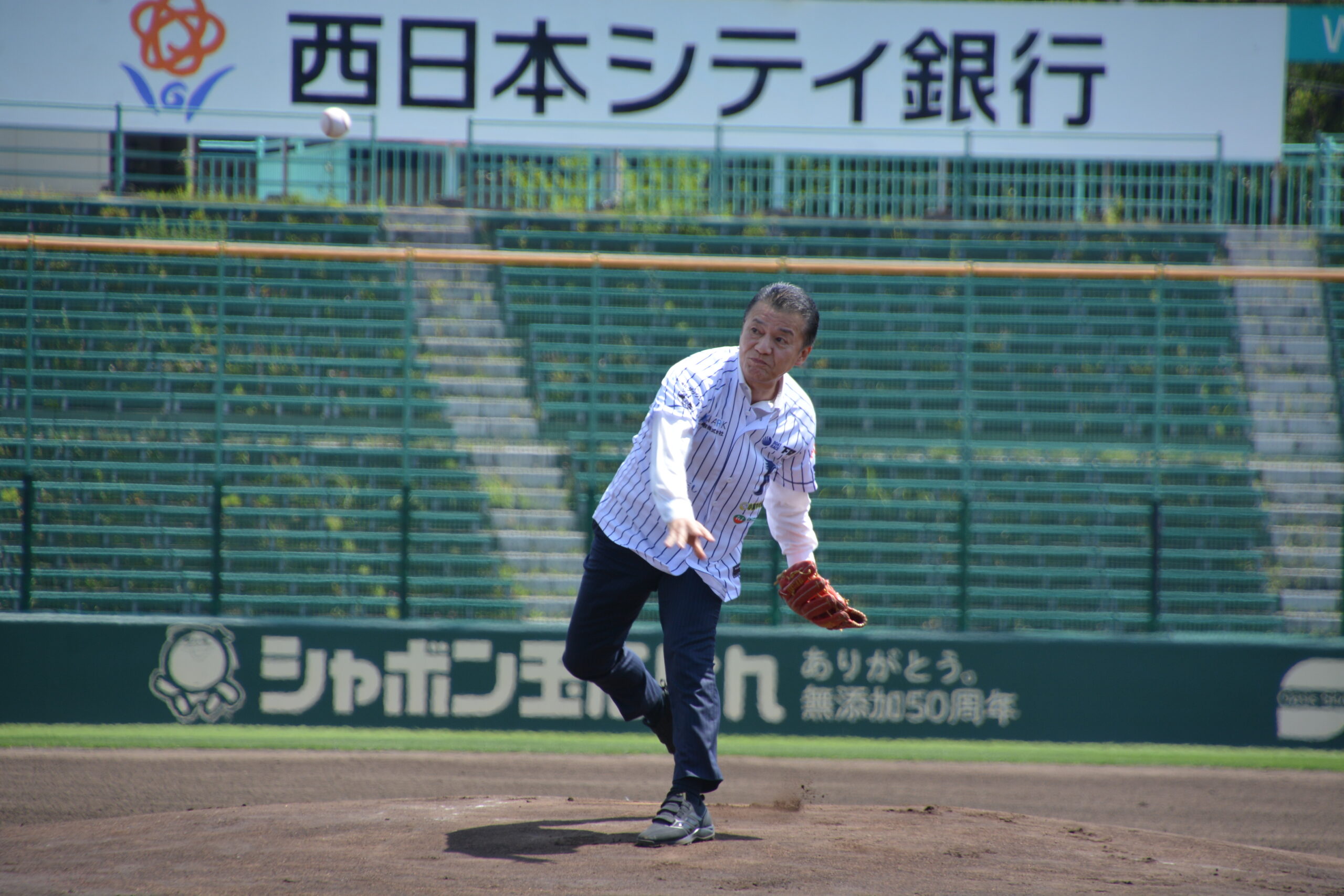 山本社長が始球式に登場！入居者様からも力強いエール – ウチヤマ