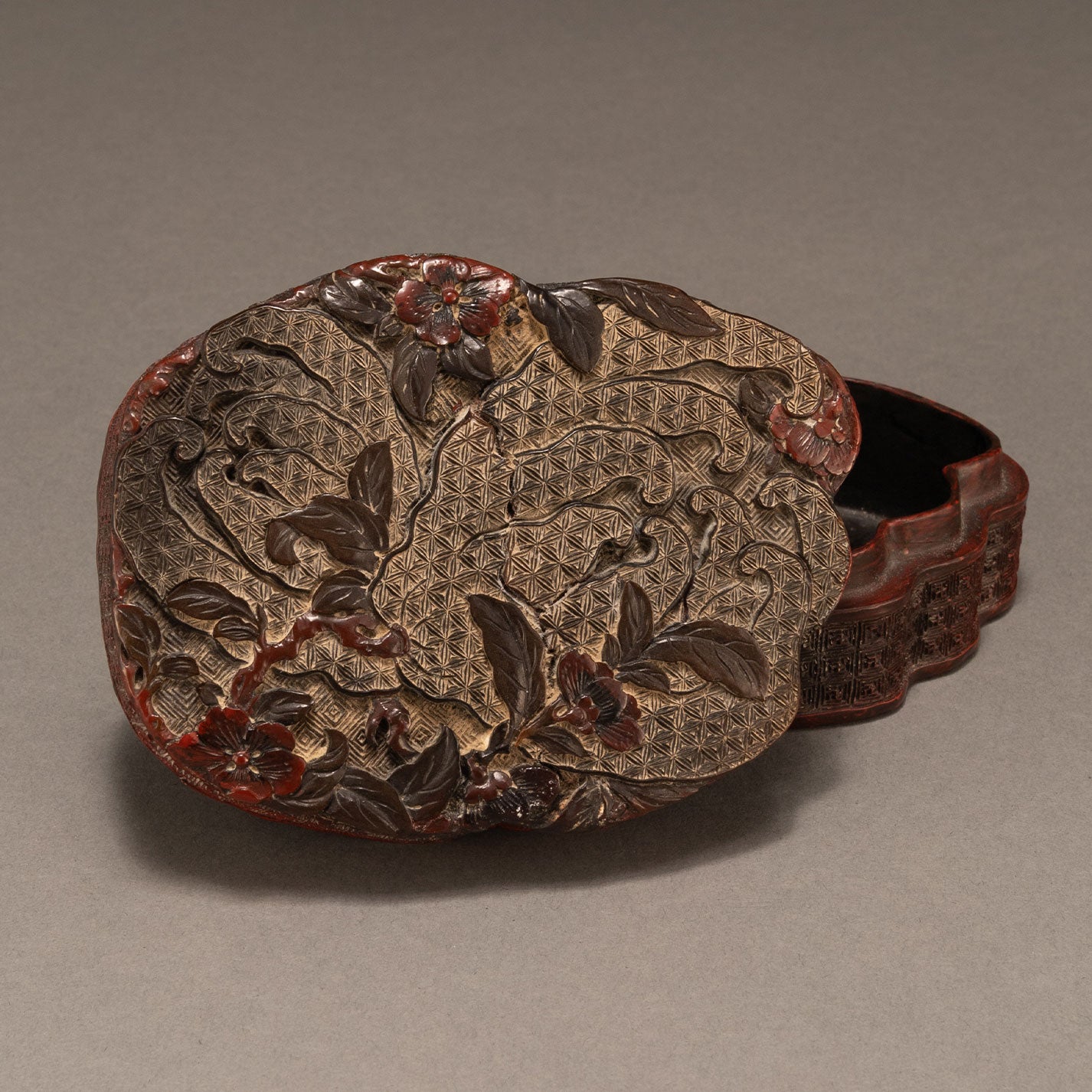 日本と中国の堆朱（ついしゅ）・剔紅（てきこう）とは？｜歴史・特徴を