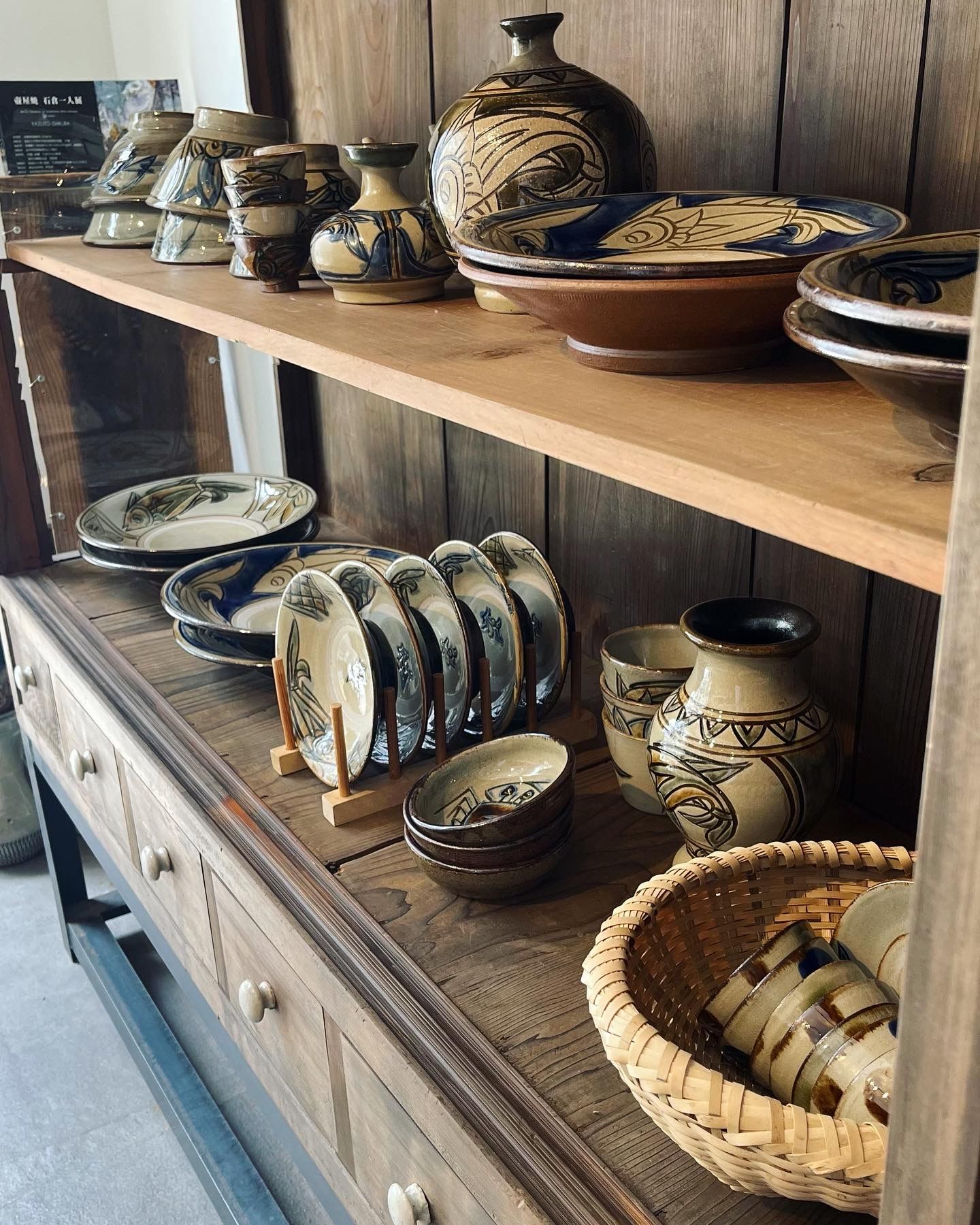 壺屋焼陶芸城 金城敏幸 魚紋 新入荷 東京うつわのわ田 | 沖縄やちむん