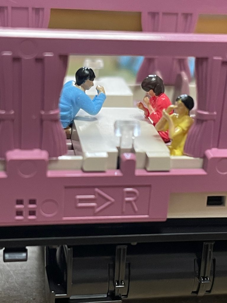 HOゲージのサイズで食堂車の乗客たちをリアルに再現 - わき役黒ちゃん