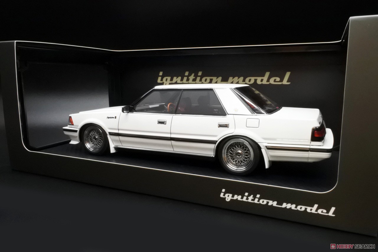 Toyota Crown (120) 2.8 Royal Saloon G White (Diecast Car