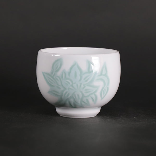 井上萬二 作 白磁緑釉百合文ぐい呑 – ギャラリー一番館オンラインショップ