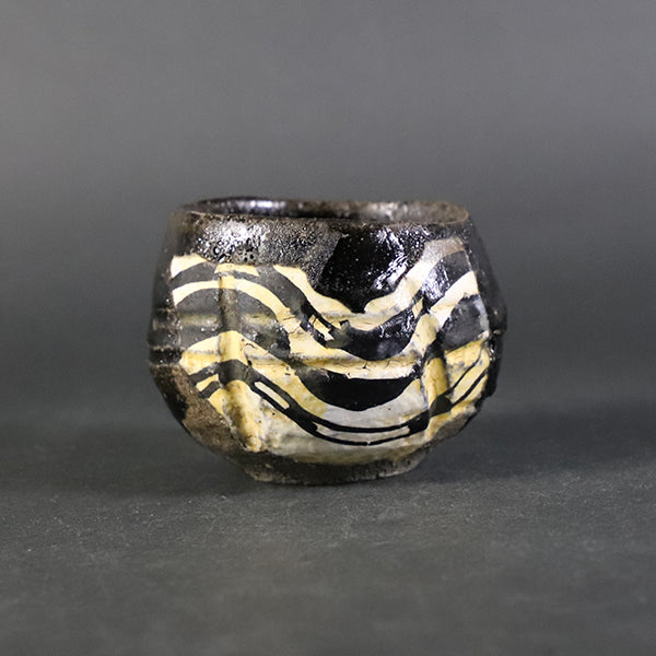丸田宗彦 作 唐津黒織部ぐい呑 – ギャラリー一番館オンラインショップ