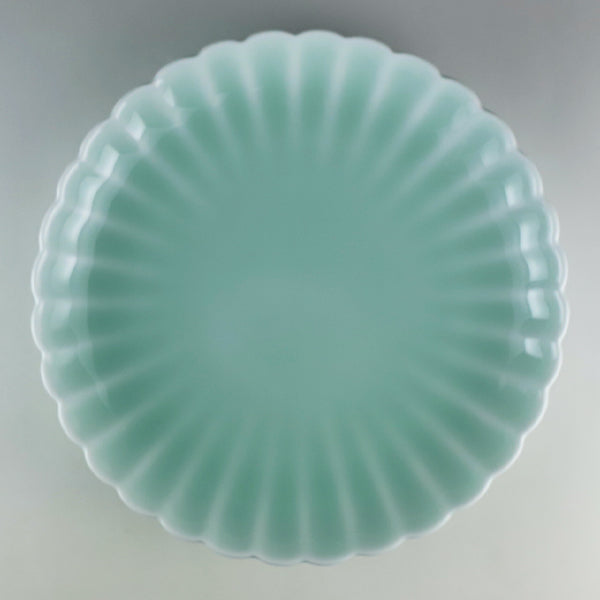 鍋島虎仙窯 青磁菊32方5寸皿 – ギャラリー一番館オンラインショップ