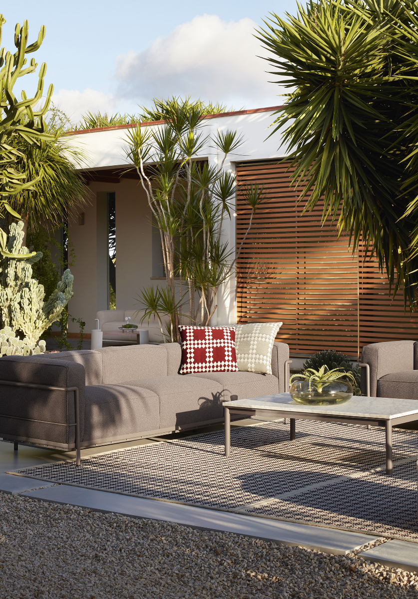 10 TABLE EN TUBE BASSE, OUTDOOR（ターブル アン テューブ バッス