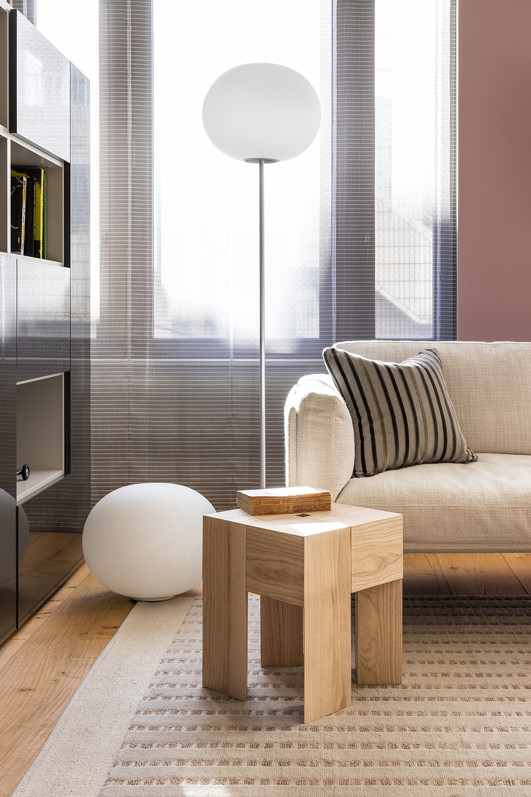 TRIANGLE（トライアングル スツール）Karakter | カッシーナ・イクスシー