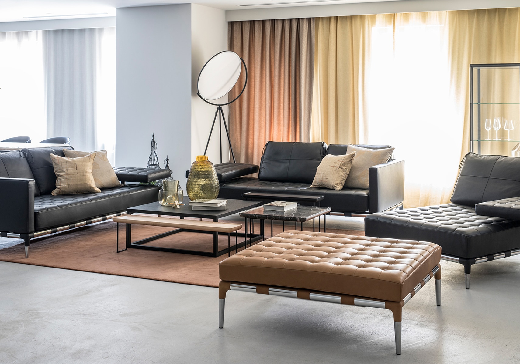 Cassina（カッシーナ）241-31 PRIVE 2人掛ワイド 黒革（13X606