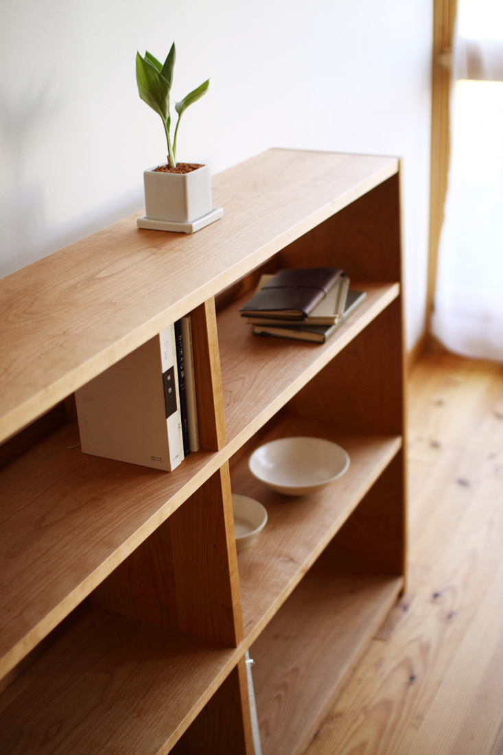 チェリー無垢材のオーダー本棚（ブックシェルフ） 横長タイプ 幅150cm