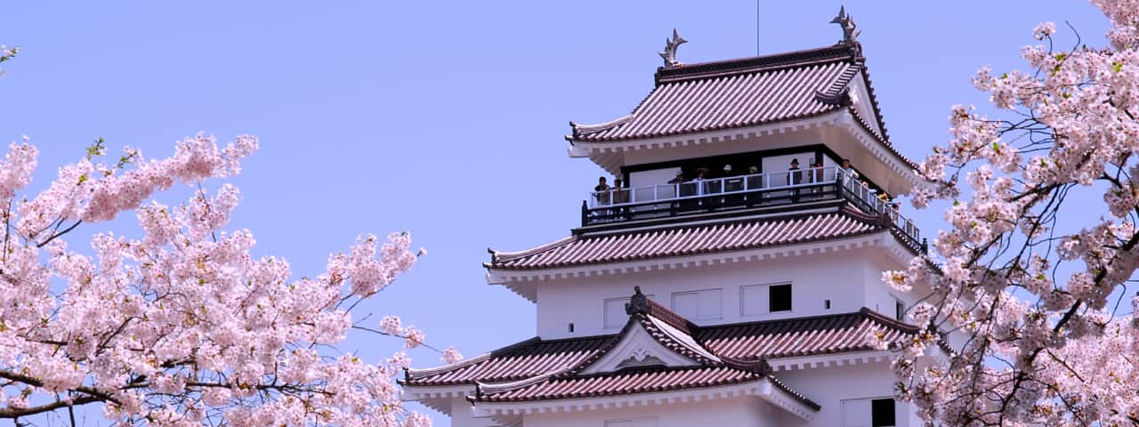 福島県の城 会津の鶴ヶ城は歴史の舞台。ライトアップも人気です