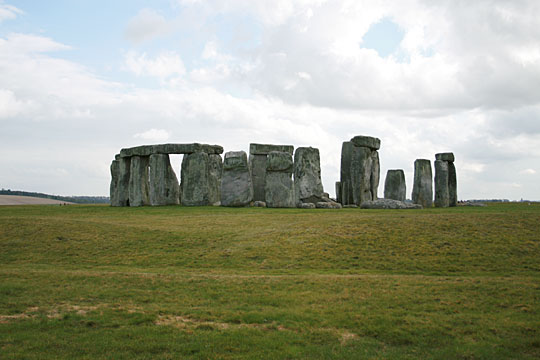 ストーンヘンジの謎 - モトフサ現代美術館 ダリヒゲ市場