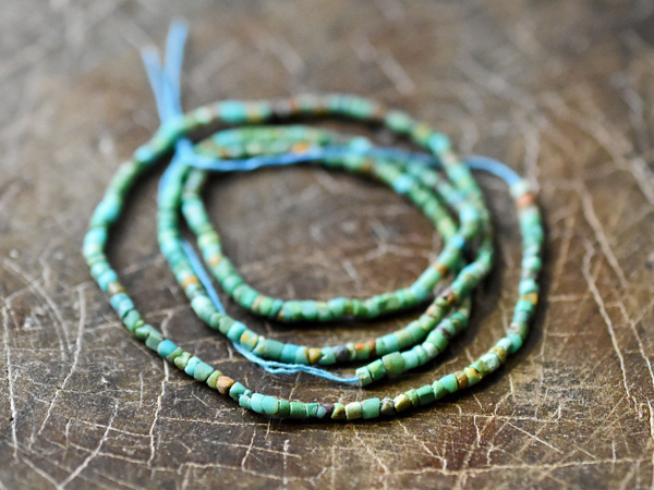 2307】ターコイズ良質筒型極小粒ビーズ一連（Φ1.8mm）,とんぼ玉