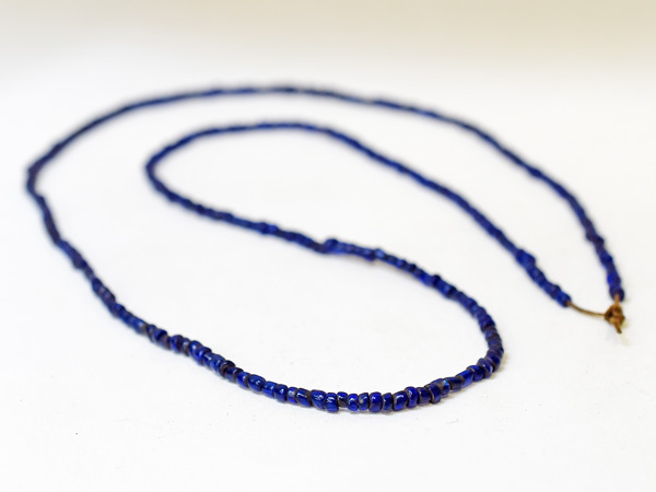 2407】ANTIQUEナガ族半透明瑠璃色筒型小粒ビーズ一連A（Φ3.0mm