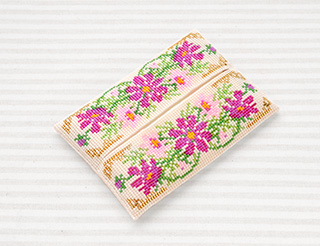 デリカビーズ織りで作るフラワーティッシュカバー