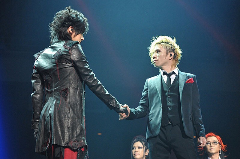 冬休みのhydeが飛び入りで熱唱！ Acid Black Cherry×BREAKERZの武道館