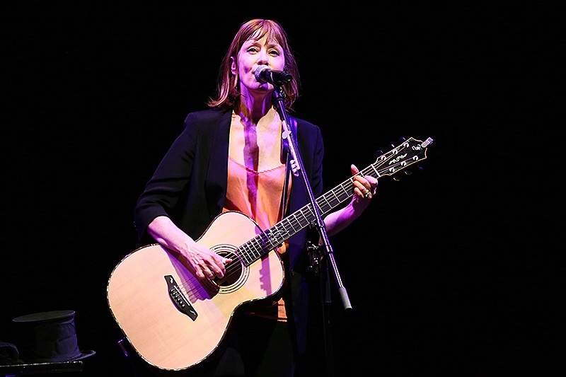 スザンヌ・ヴェガが紡ぐインテレクチュアルな音と言葉。繊細な響きと