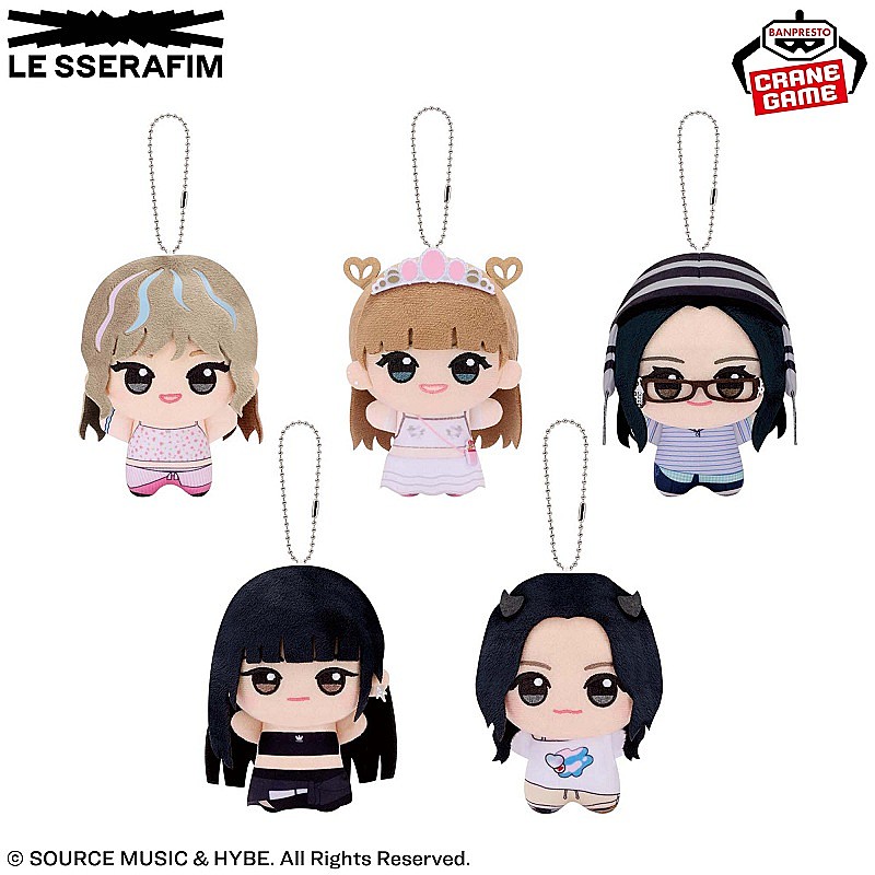 LE SSERAFIMの限定プライズが登場、「CRAZY」衣装の“ちびぐるみ