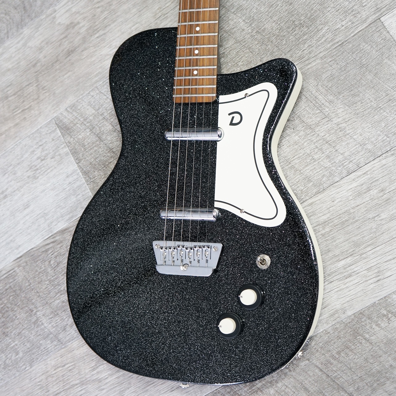 期間限定価格】 Danelectro 56 Single Cutaway - Black Metal Flake