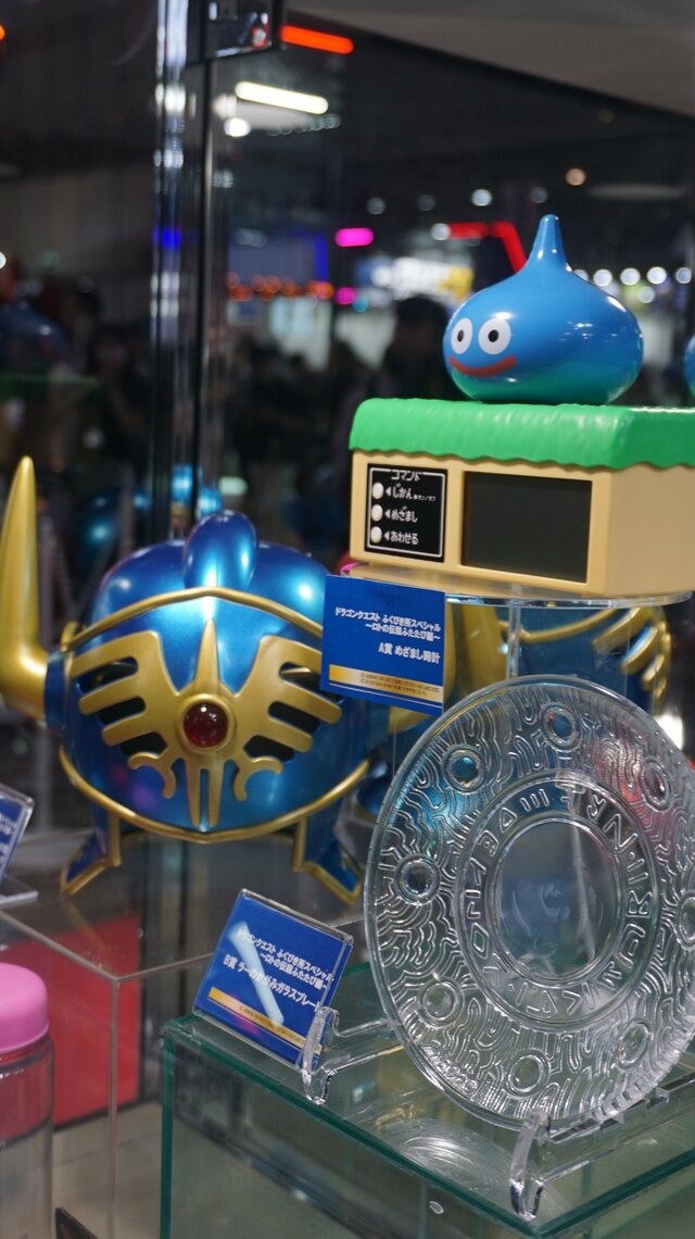 メタリックブルーに輝く「ロトの兜」がクール！「ドラクエ ふくびき所