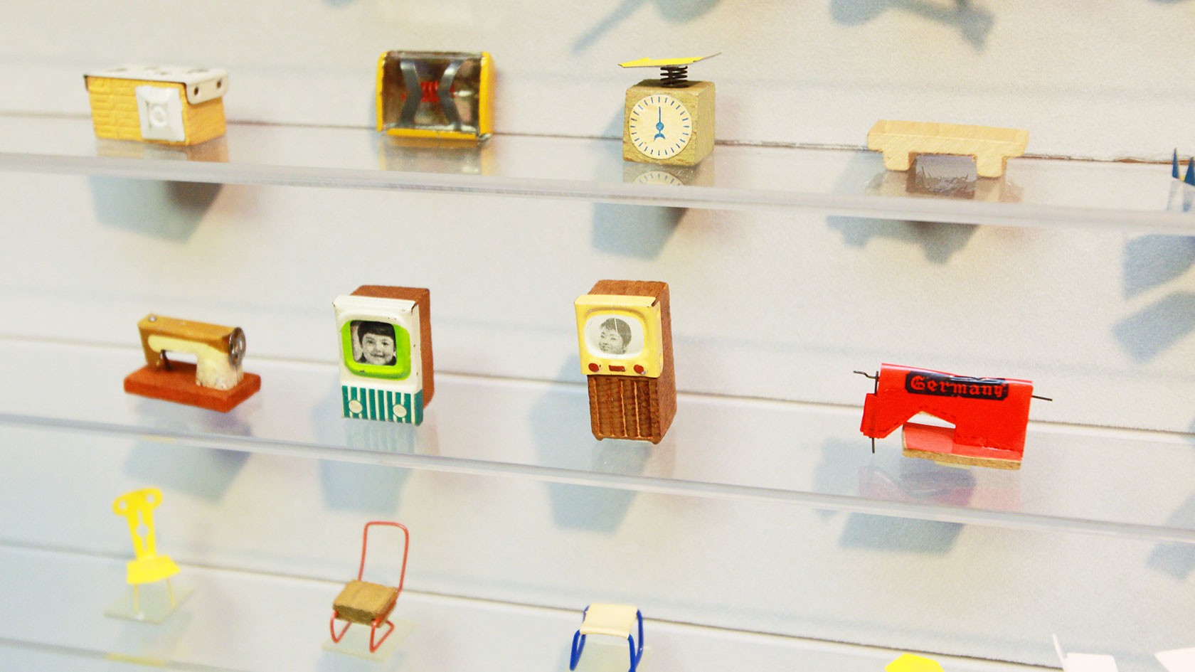 昭和40年代〜高度成長期の世相を反映したグリコのおもちゃたち