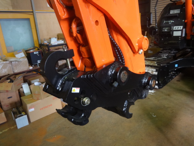 日立ZX135USK-5Bに油圧式ワンタッチ クイックカプラー装着｜建設機械用