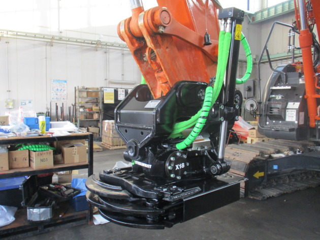 日立建機ZX135US-7にチルトローテーターX18(グリッパー付)取付｜建設