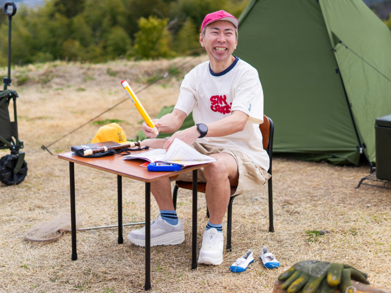 これもキャンプギアです。童心を取り戻すための大人用学校机＆椅子