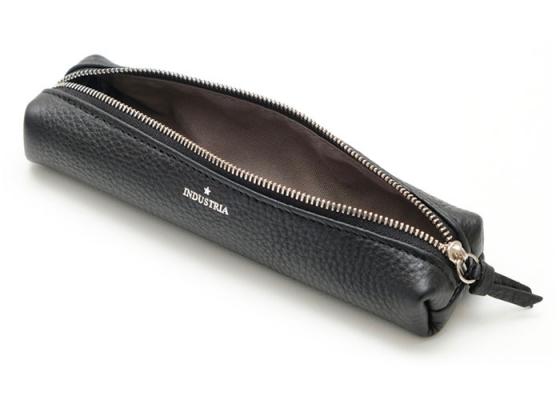 しなやかで肉厚な国産シュリンクレザーとYKK社製の最高峰ファスナー