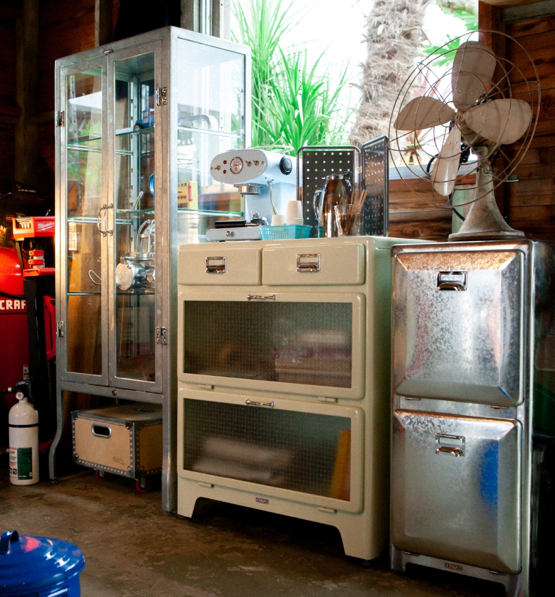 オールドアメリカンなキャビネット｜時代を越えても劣化することのない