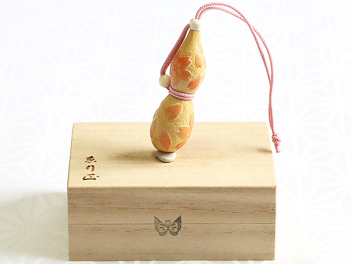 黄楊根付 瓢箪に桜【岡壱名入り】｜京都の着物和装小物 ゑり正