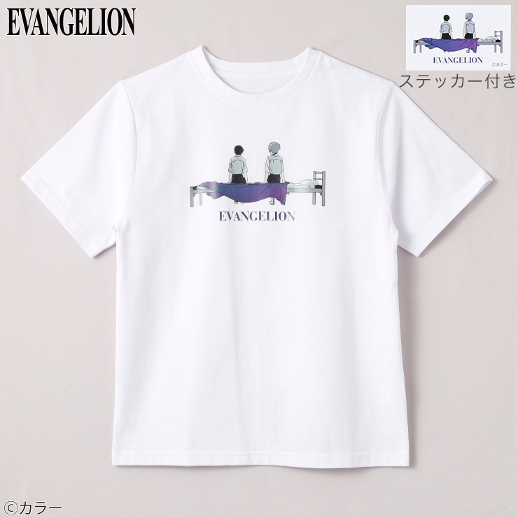 エヴァンゲリオンレディス半袖Tシャツ白（ステッカー付）/ベッドに座る