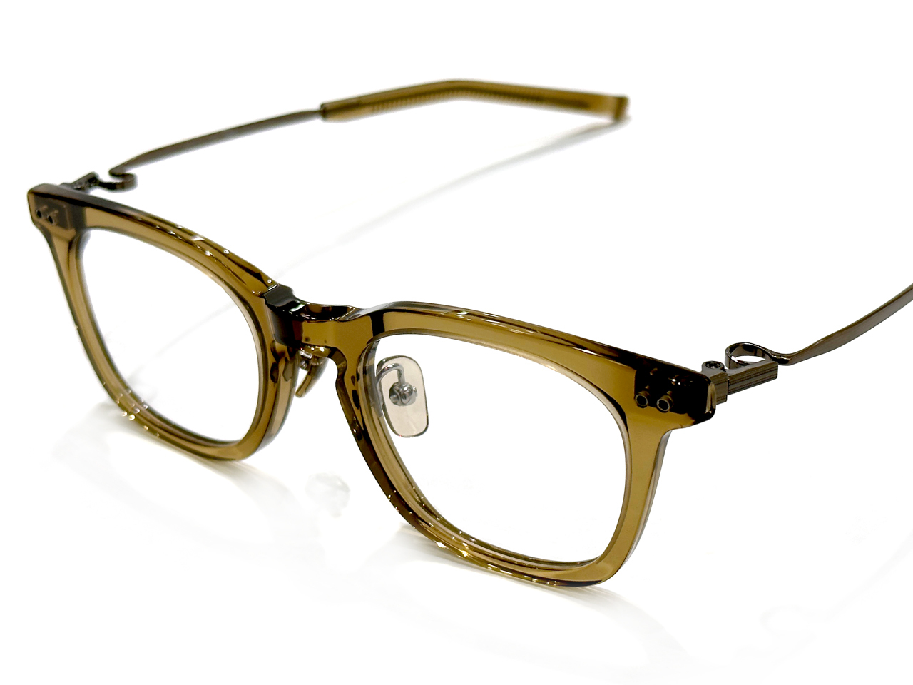 流線形状の逆Rテンプル搭載で、快適さが持続するウェリントンスタイル