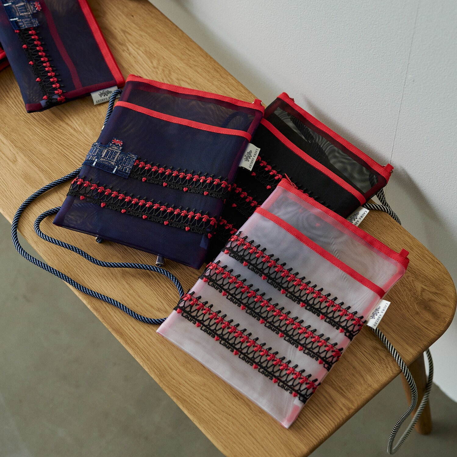 ローラ アシュレイ“英国近衛兵が行進する”サコッシュやバラ柄ポーチ