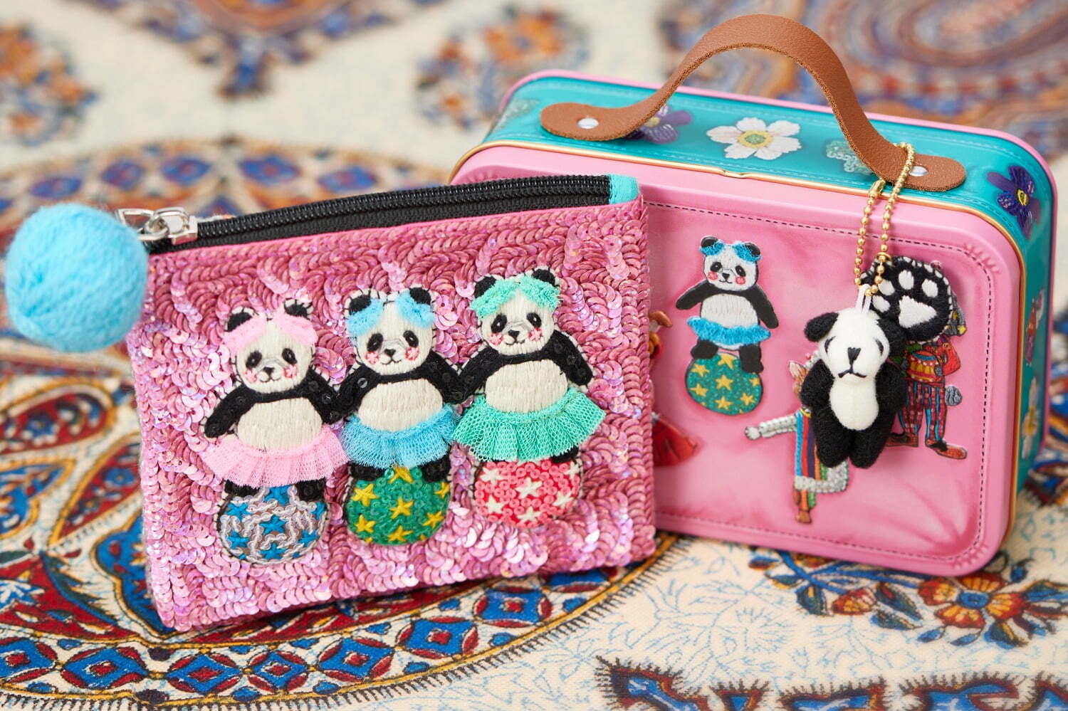 青山デカーボ“母の日限定ピンク色”のパンダ刺繍ポーチやぬいぐるみ付き