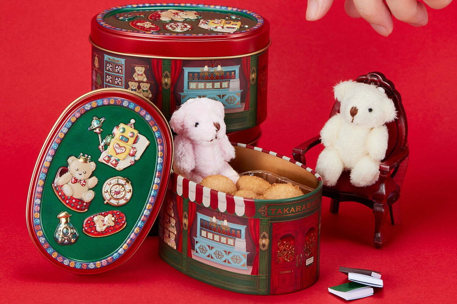 小説から生まれた「魔法のお菓子缶」“小さなクマのぬいぐるみ＆3D映像