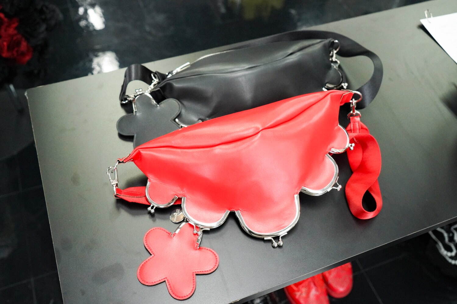 ノワール ケイ ニノミヤ25年春夏バッグ、“花型チャーム付き”がま口