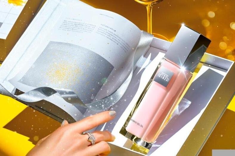 ザ・ギンザ 2025年クリスマスコフレ“アートブックモチーフ”の美容液or