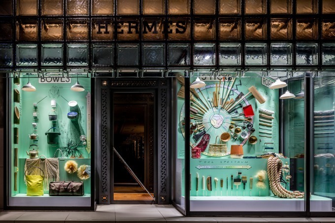 エルメス、銀座店のウィンドウディスプレイで“障害物ゲーム