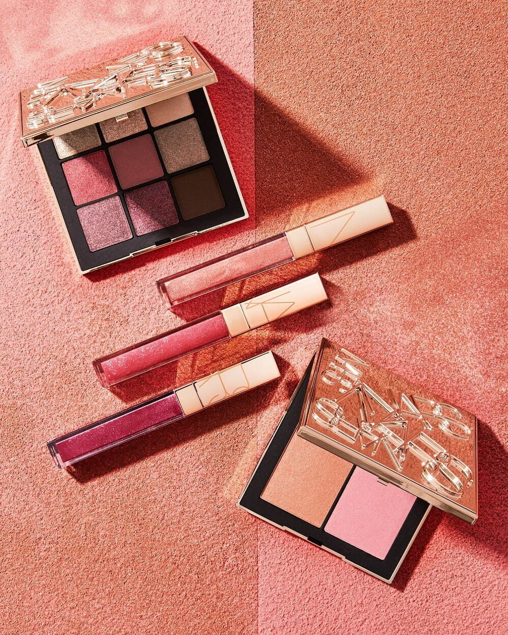 NARS21年夏コスメ“禁断のローズ色”アイパレット＆リップグロス、輝く