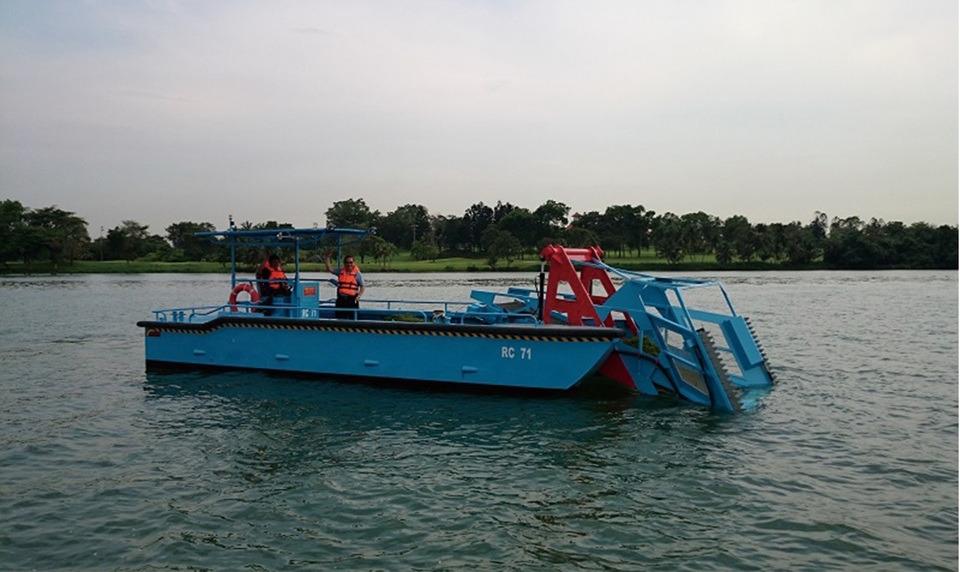 スカベンジャーHYD30水草回収船