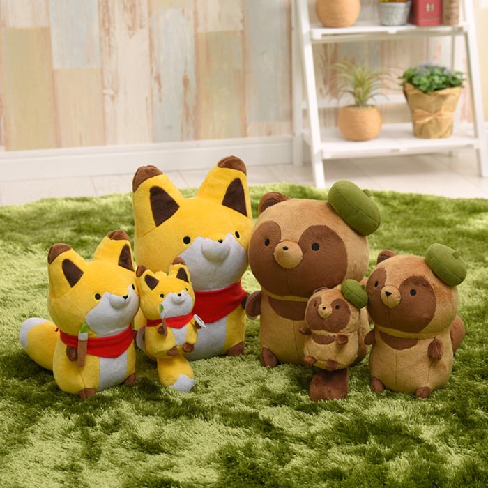 原画展 ぬいぐるみ M(全2種) — 「タヌキとキツネ」公式サイト