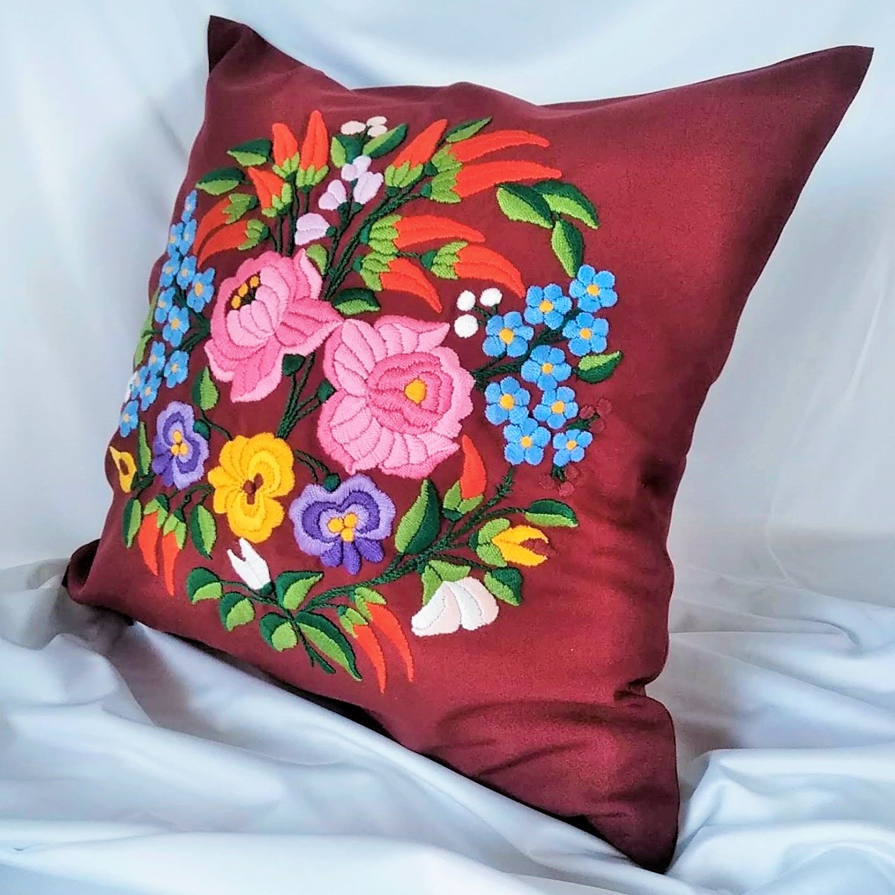 クッションカバー 40cm×40cm マルーン - カロチャ刺繍