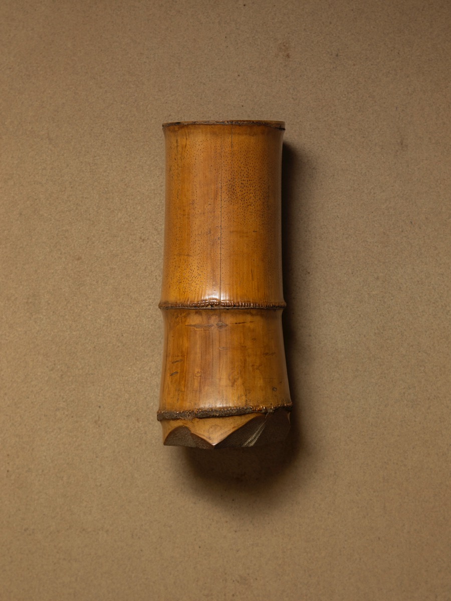 81 片桐石州作尺八竹花入（森川如春庵旧蔵）・完 | 花と器と 高木孝