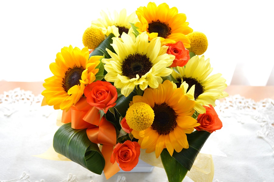 キュートなアレンジメント HappySummer（ヒマワリのフラワーアレンジ