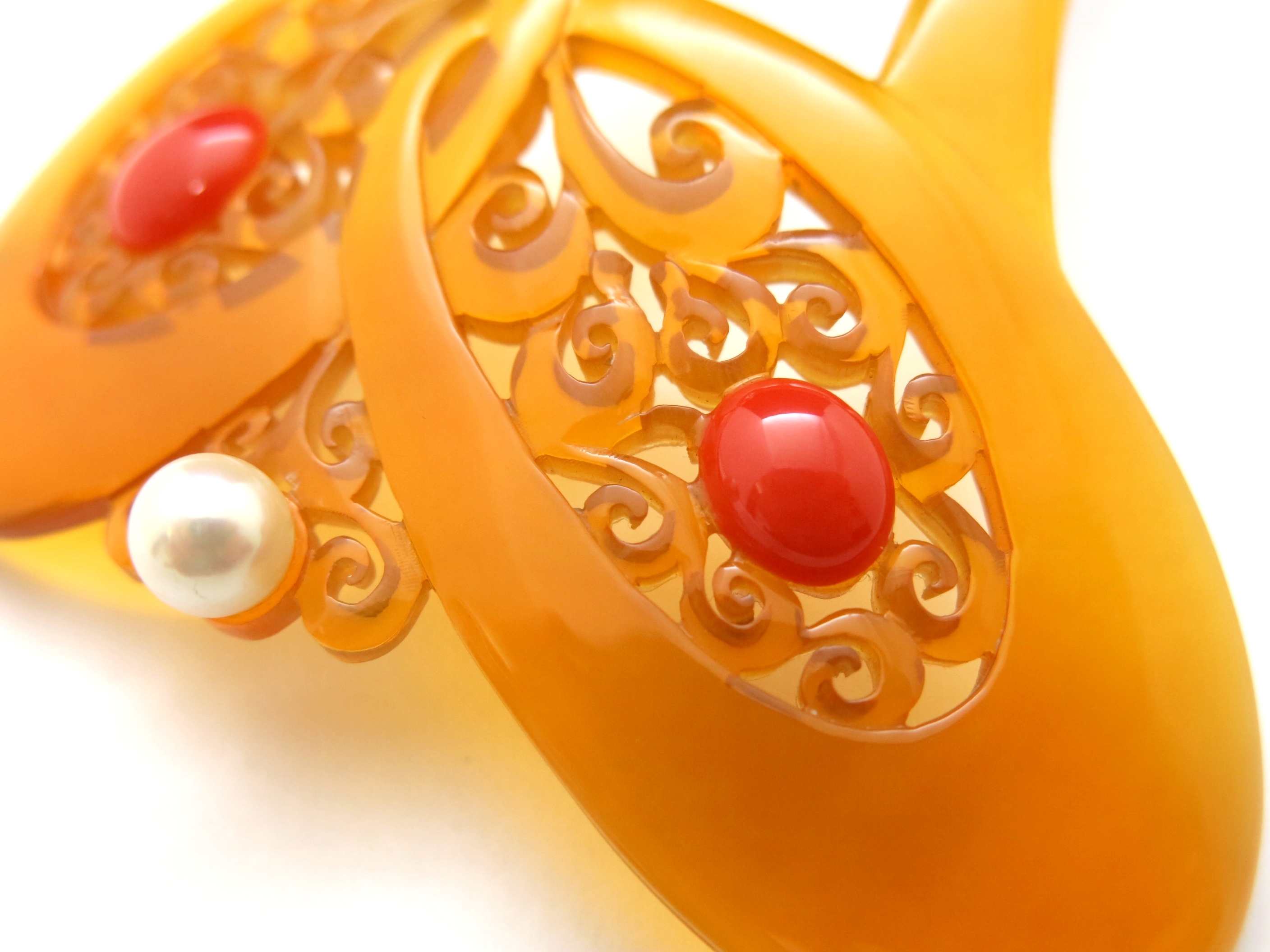 白べっ甲真珠珊瑚唐草透かし彫り簪｜結婚式、準礼装のおキモノに